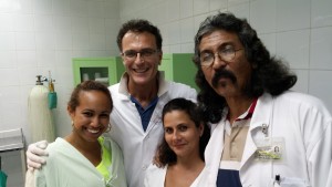 Prof. Apuzzo con Dott. Marinõ Heredia, Ginecologo, Cuba e l'equipe
