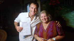 Prof. D. Apuzzo e Aleida Guevara con in mano l'adesione all'A.I.R.O.