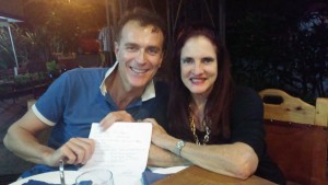 Prof. D. Apuzzo e Silvia Menendez con in mano l'adesione al Comitato Scientifico dell'A.I.R.O.